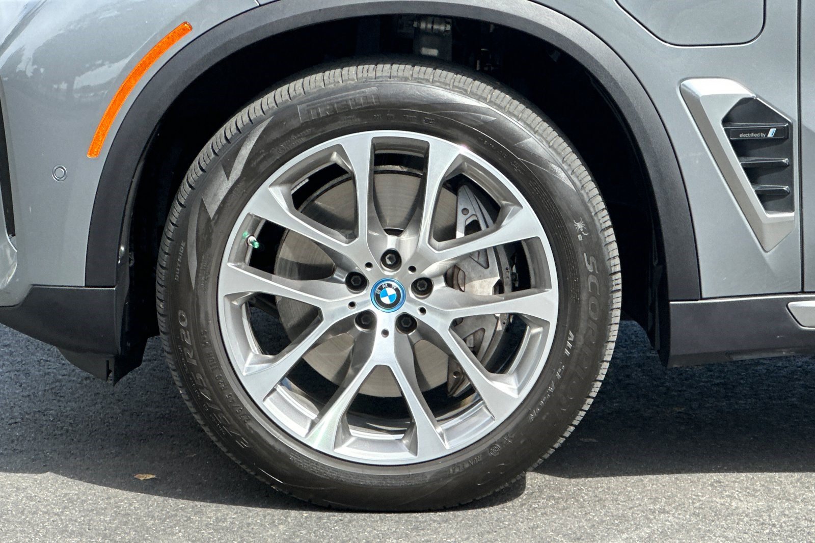 Used 2024 BMW X5 xDrive50e w/ Parking Assistance Package AWD/4WD image 38