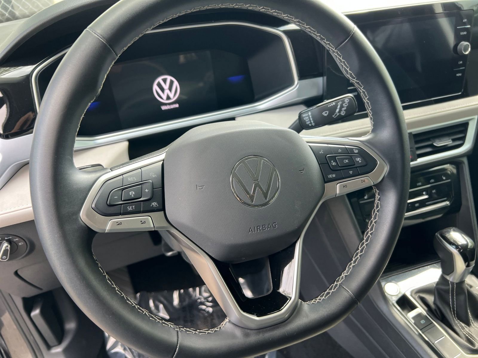 Used 2025 Volkswagen Taos SE image 29