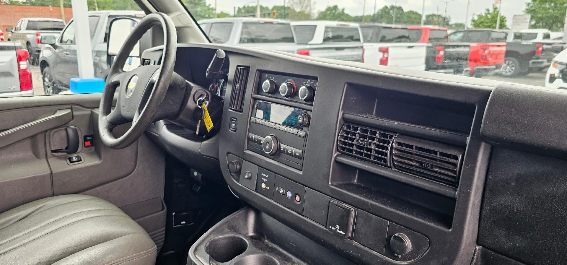 Used 2018 Chevrolet Express 2500 Extended RWD image 13