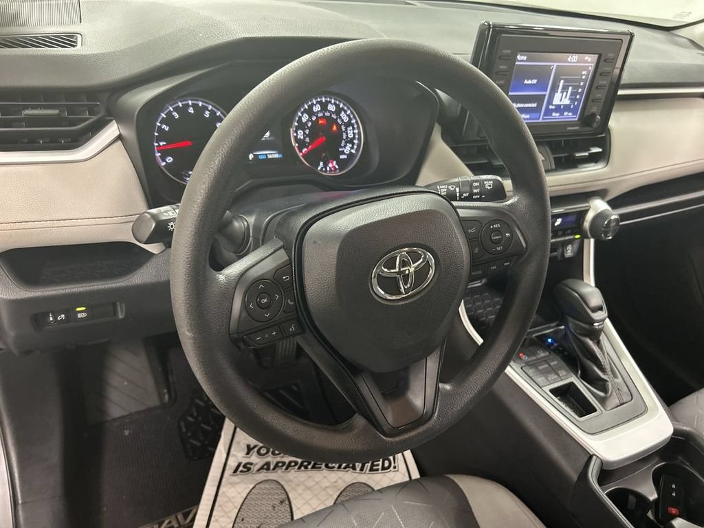 Used 2020 Toyota RAV4 XLE AWD/4WD image 4
