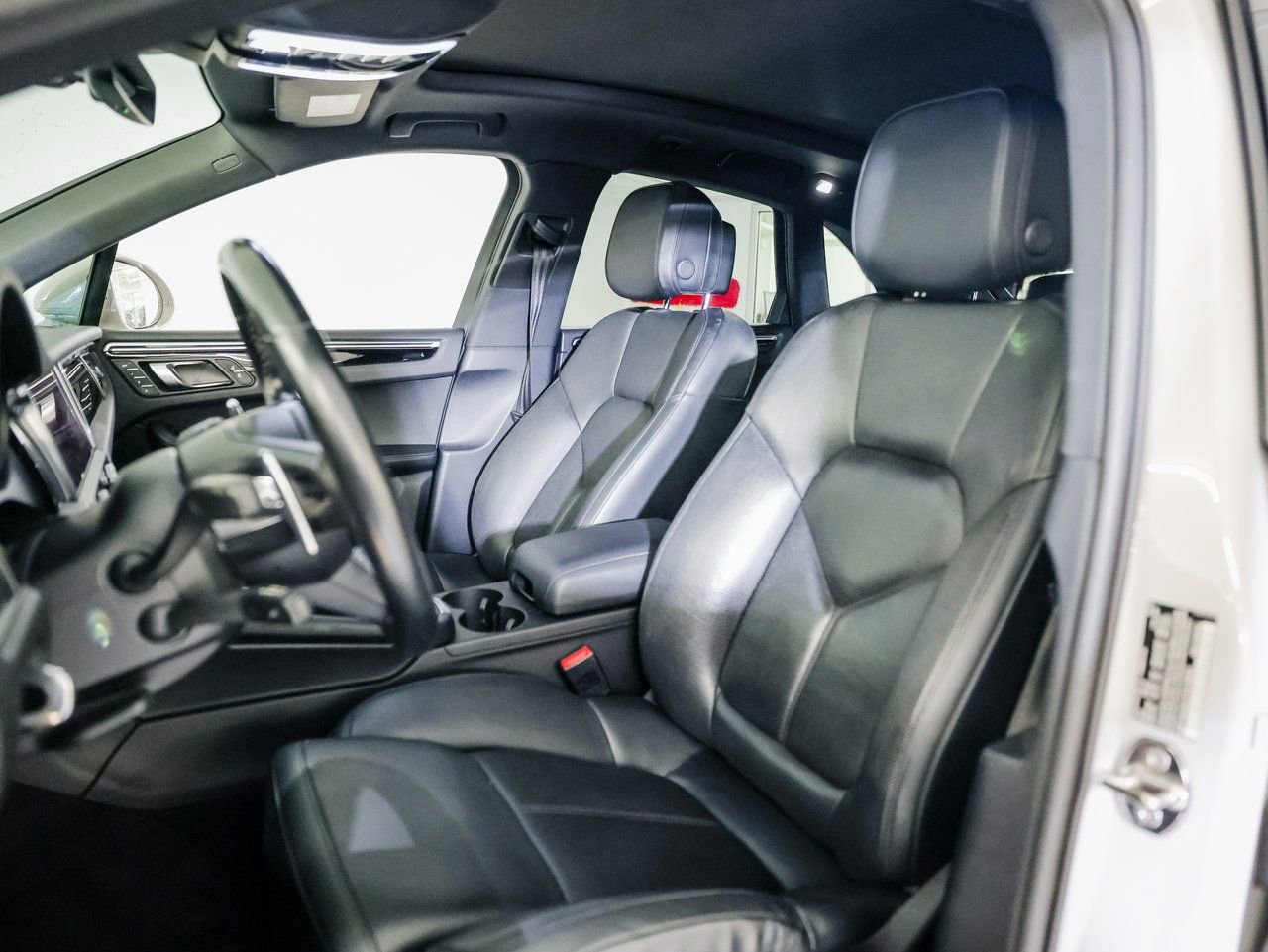 Certified 2023 Porsche Macan image 5