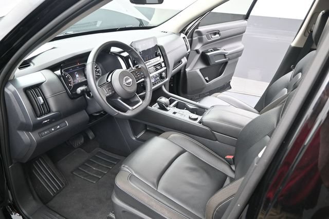 Used 2025 Nissan Pathfinder SL AWD/4WD image 6