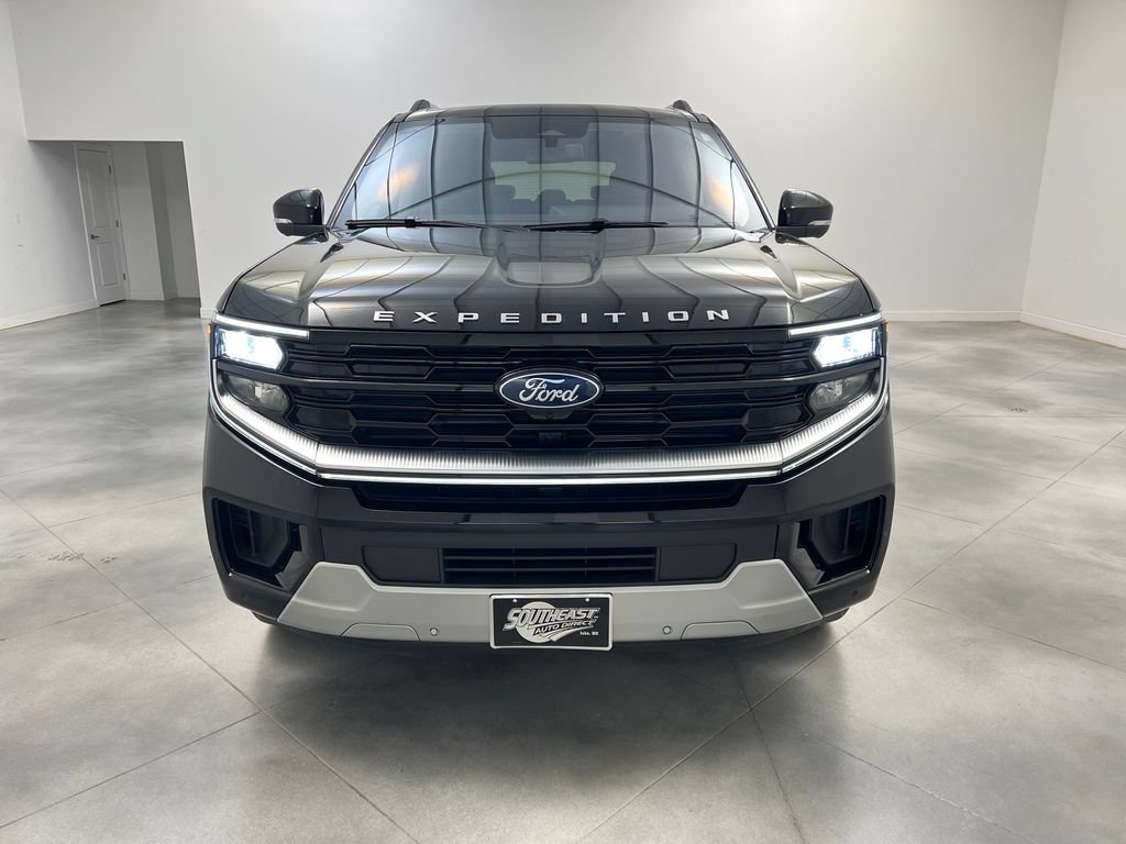 Used 2025 Ford Expedition Platinum AWD/4WD image 3