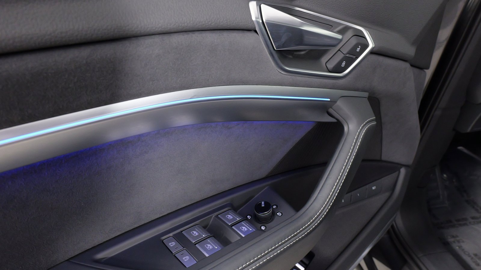 Used 2023 Audi e-tron Prestige w/ Prestige Package image 28