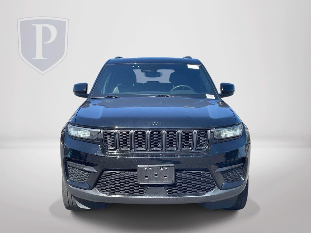 Used 2023 Jeep Grand Cherokee Altitude AWD/4WD image 3