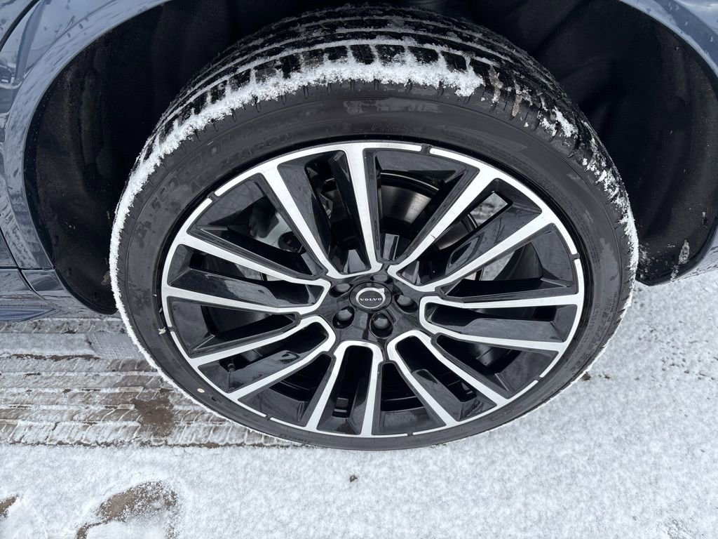 New 2026 Volvo XC90 B6 Plus w/ Protection Package Premier AWD/4WD image 16