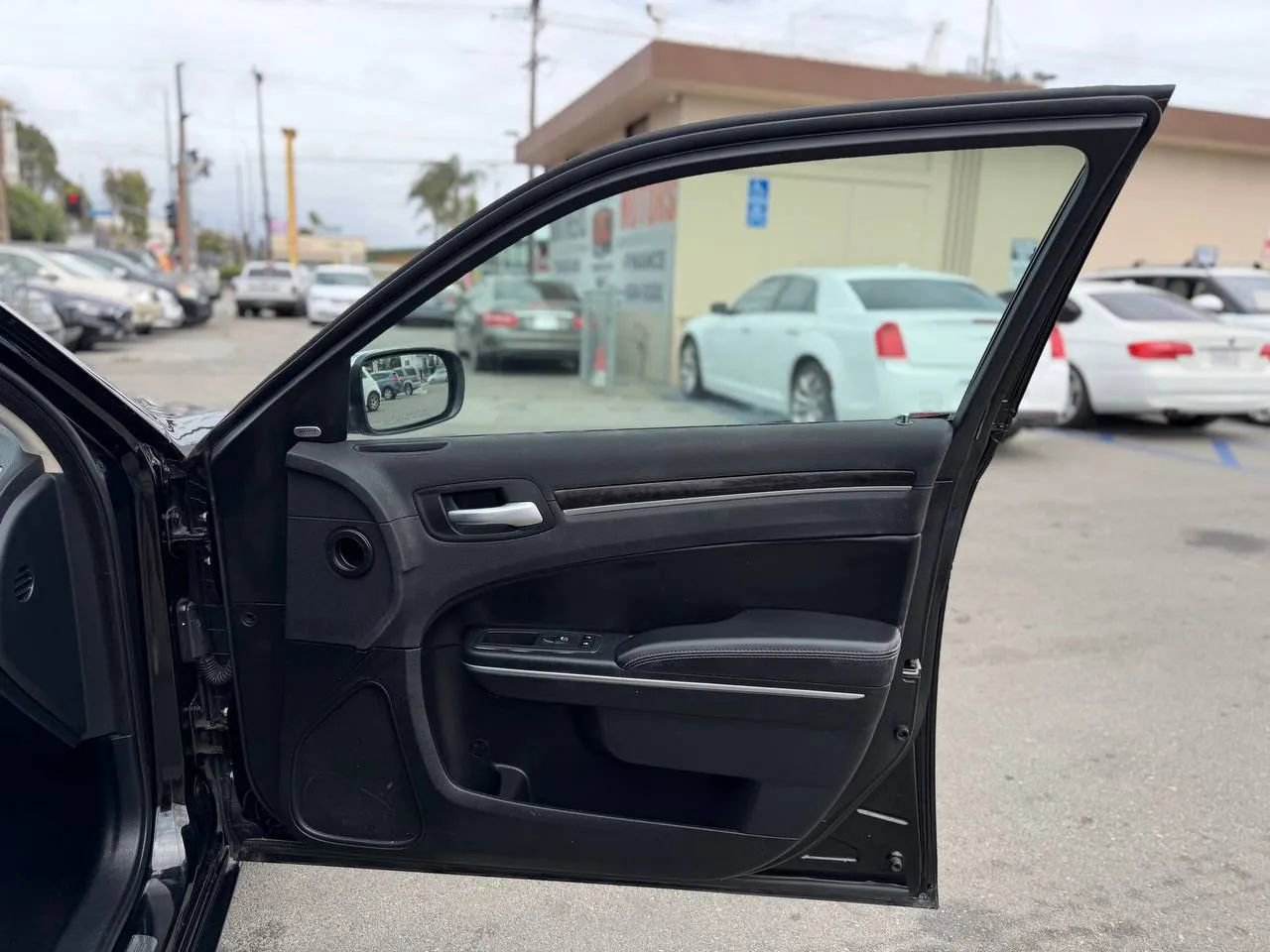 Used 2018 Chrysler 300 Limited RWD image 34