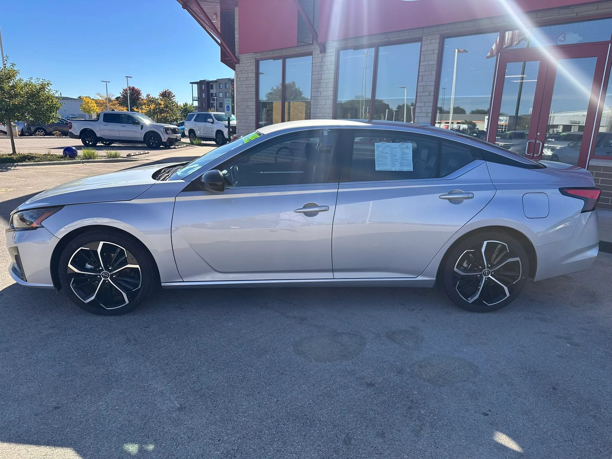 Used 2025 Nissan Altima 2.5 SR FWD image 8