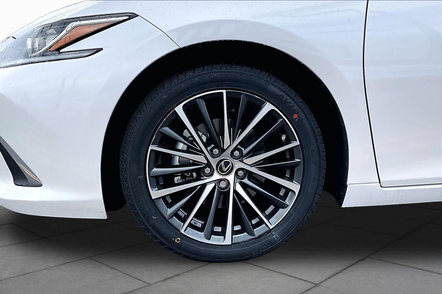 Used 2025 Lexus ES 300h w/ Premium Package FWD image 11