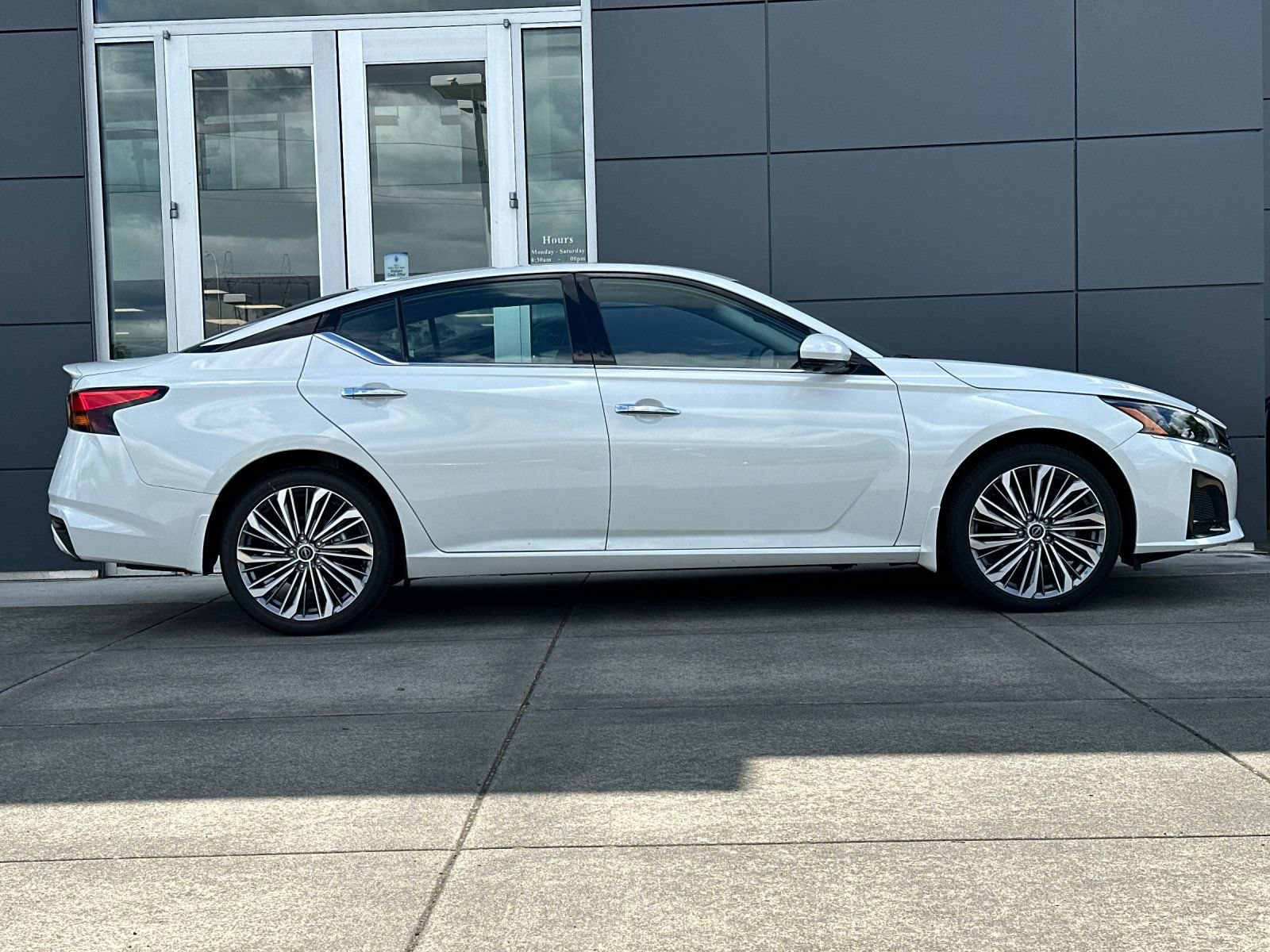 Used 2025 Nissan Altima 2.5 SL AWD/4WD image 2