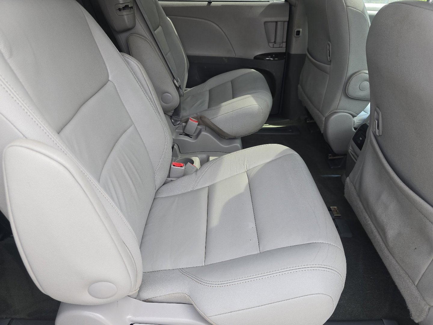 Used 2015 Toyota Sienna XLE Premium FWD image 19