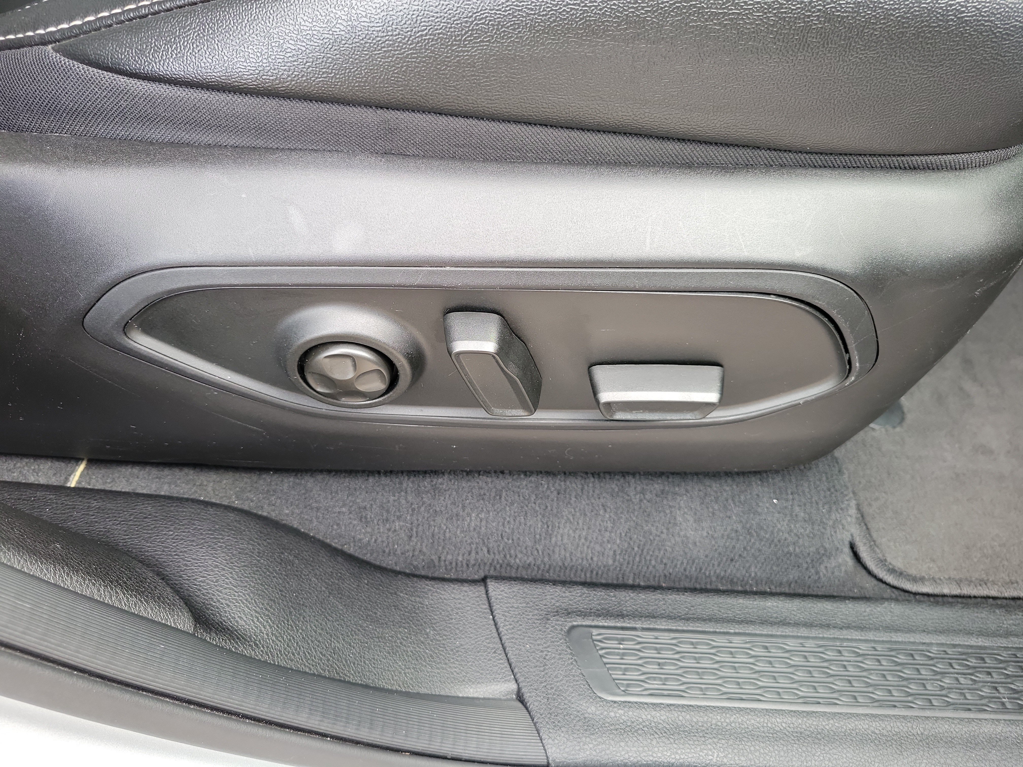 Used 2024 Jeep Grand Cherokee L Limited RWD image 9
