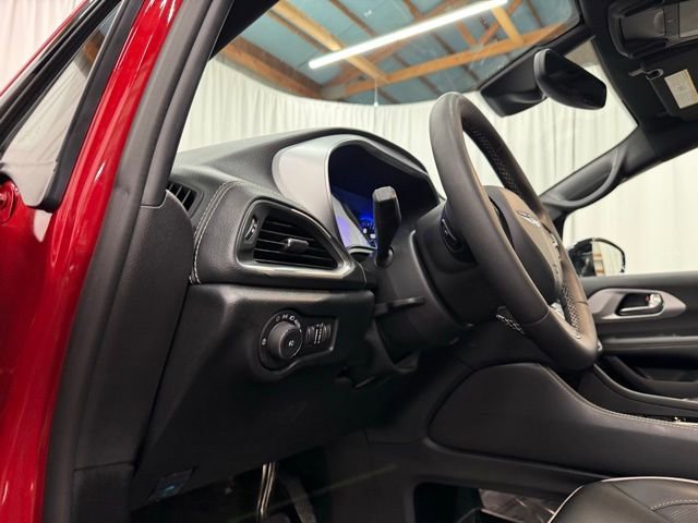 Used 2025 Chrysler Pacifica Limited image 18