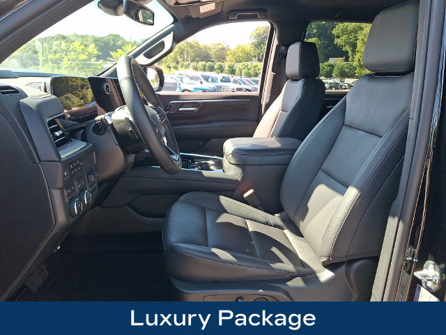 Used 2025 Chevrolet Suburban LT w/ Comfort Package AWD/4WD image 2