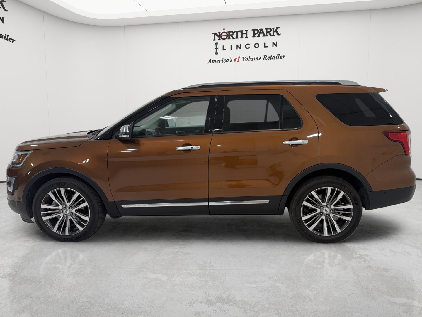 Used 2017 Ford Explorer Platinum AWD/4WD image 2