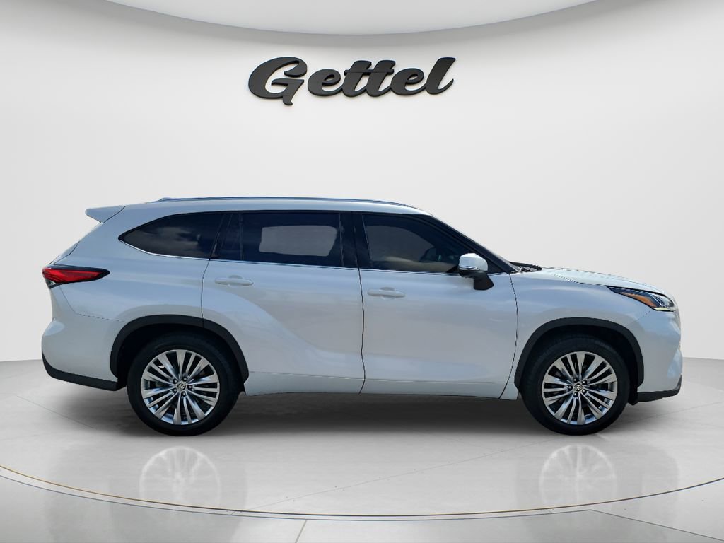 Used 2023 Toyota Highlander Platinum FWD image 4