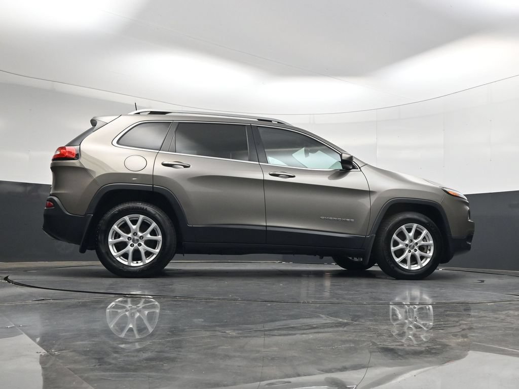Used 2018 Jeep Cherokee Latitude w/ Cold Weather Group AWD/4WD image 46