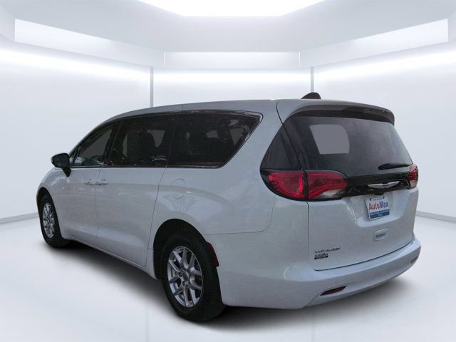 Used 2023 Chrysler Voyager LX FWD image 5