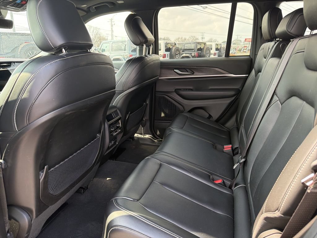 Used 2025 Jeep Grand Cherokee Limited w/ Black Appearance Package AWD/4WD image 16