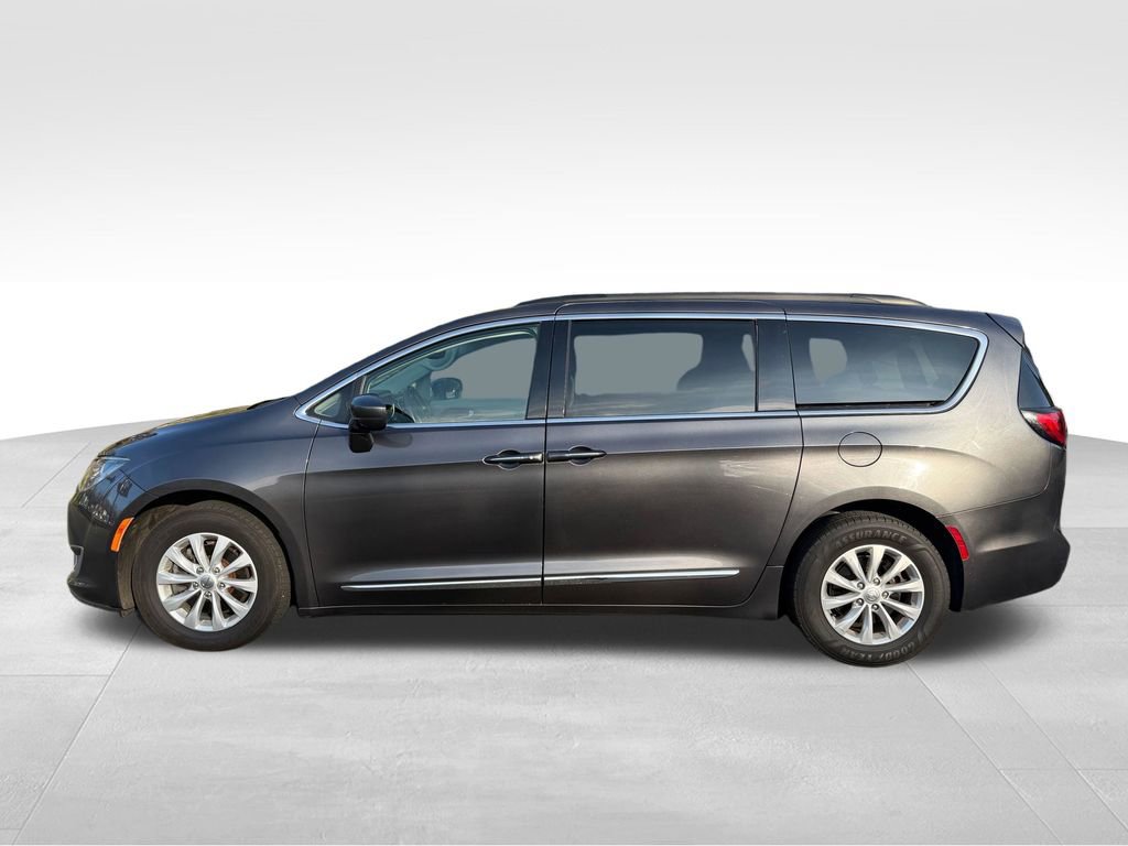 Used 2017 Chrysler Pacifica Touring-L image 2