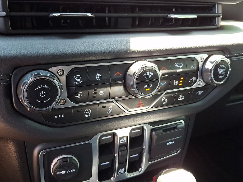 Used 2024 Jeep Wrangler Unlimited Sahara w/ Technology Group AWD/4WD image 16