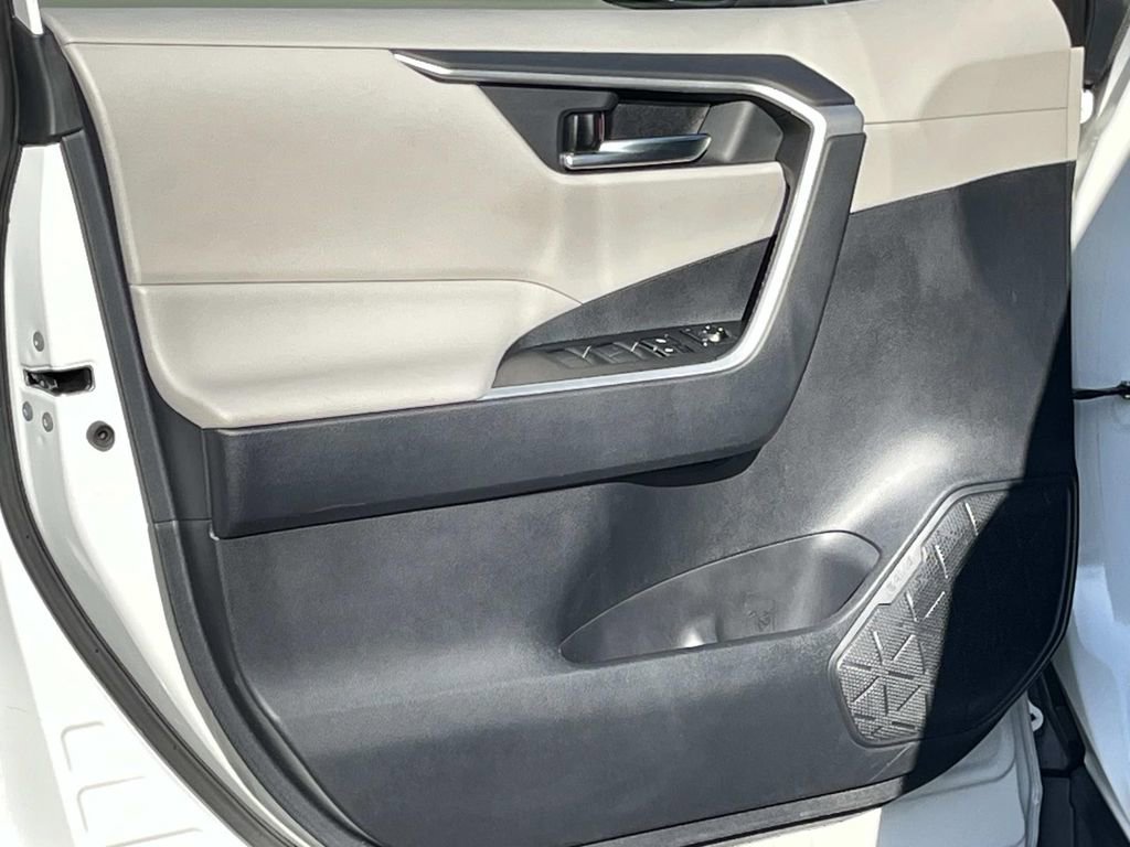 Used 2021 Toyota RAV4 XLE w/ Convenience Package image 24