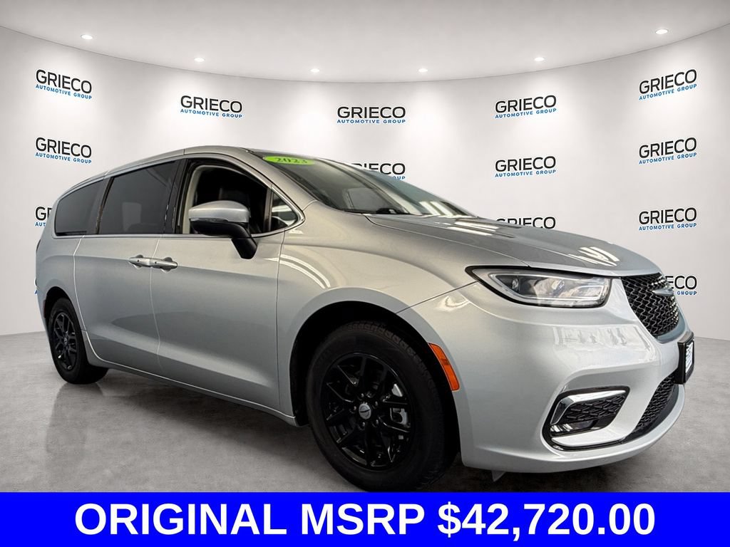 Used 2023 Chrysler Pacifica Touring-L