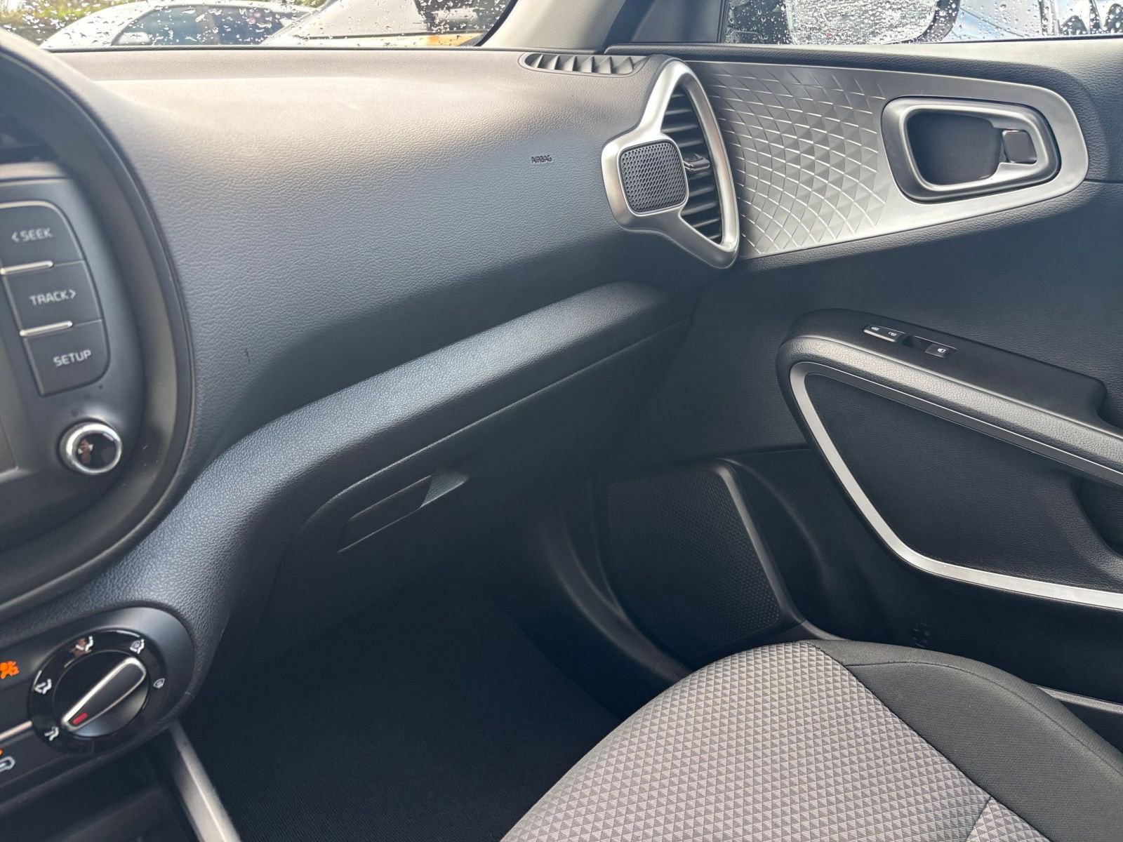 Used 2025 Kia Soul LX w/ LX Technology Package FWD image 33