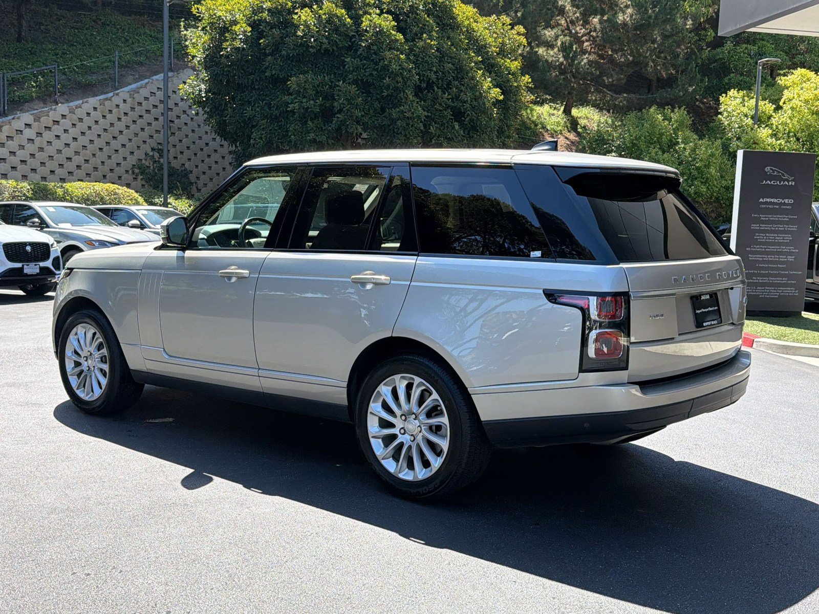 Used 2018 Land Rover Range Rover HSE AWD/4WD image 3