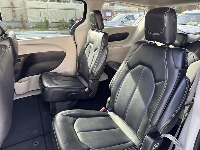 Used 2024 Chrysler Pacifica Touring-L image 15