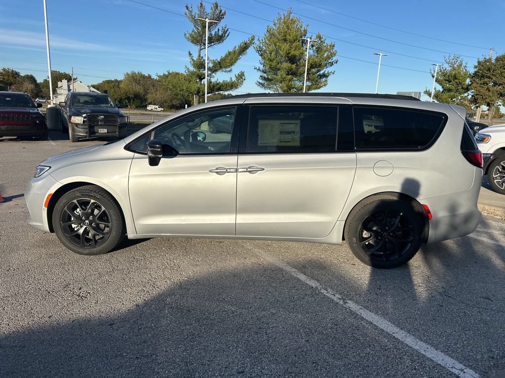 New 2026 Chrysler Pacifica Select FWD image 19