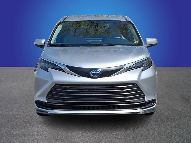 Used 2025 Toyota Sienna LE FWD image 2