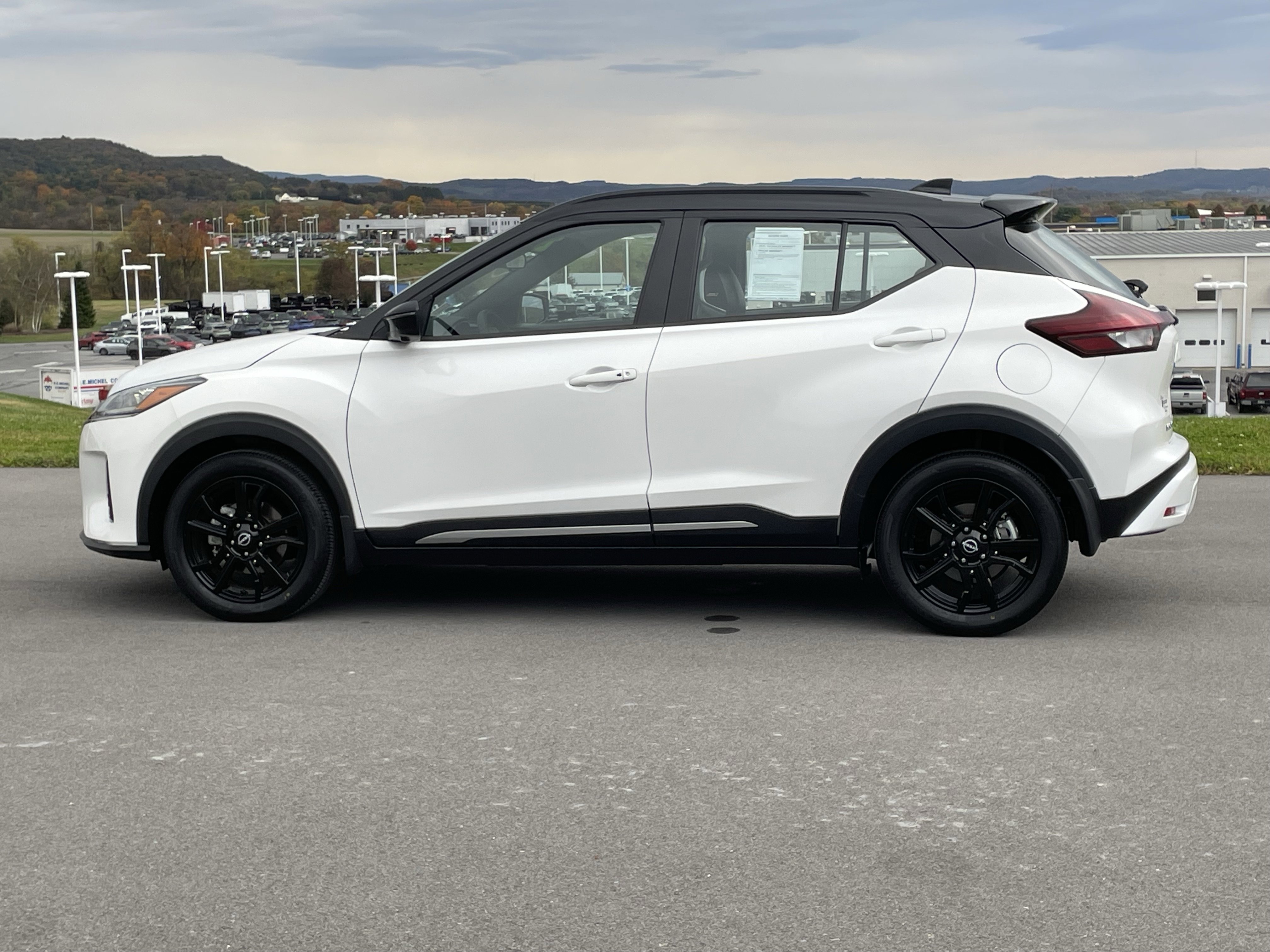 Used 2023 Nissan Kicks SR w/ SR Premium Package image 7