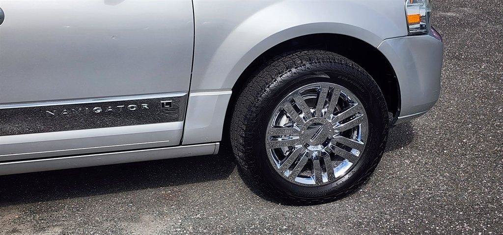 Used 2010 Lincoln Navigator L 4WD image 8