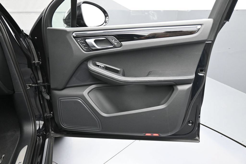 Certified 2024 Porsche Macan AWD/4WD image 28