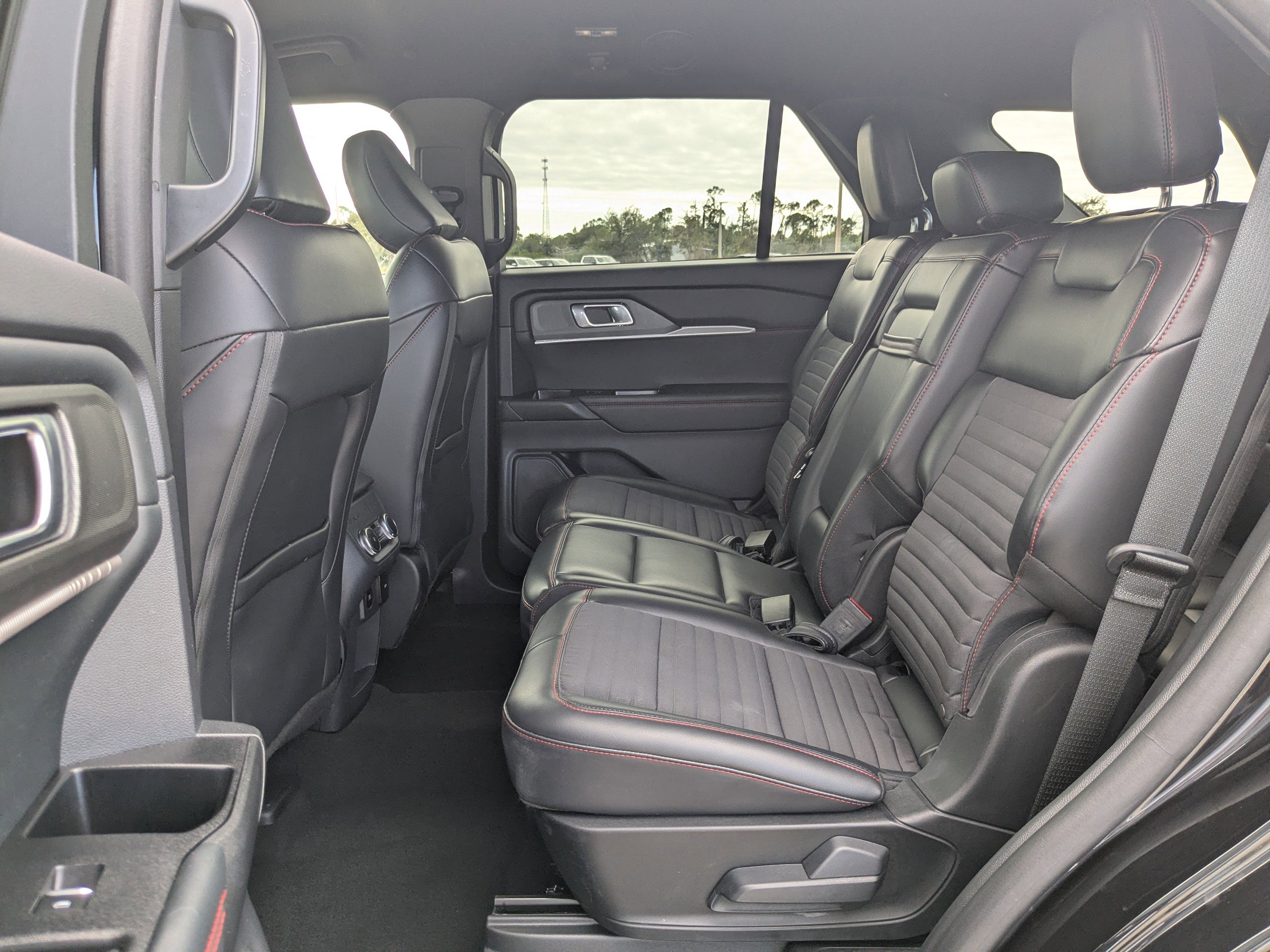 Used 2025 Ford Explorer ST-Line w/ ST-Line Street Pack image 17