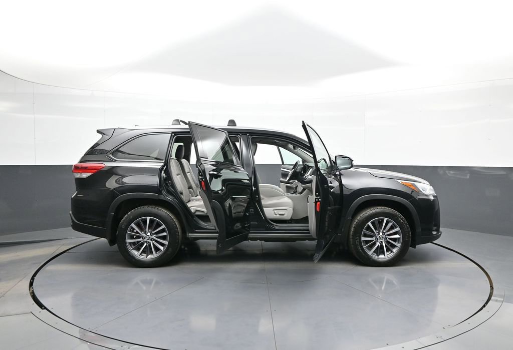 Certified 2019 Toyota Highlander XLE AWD/4WD image 44