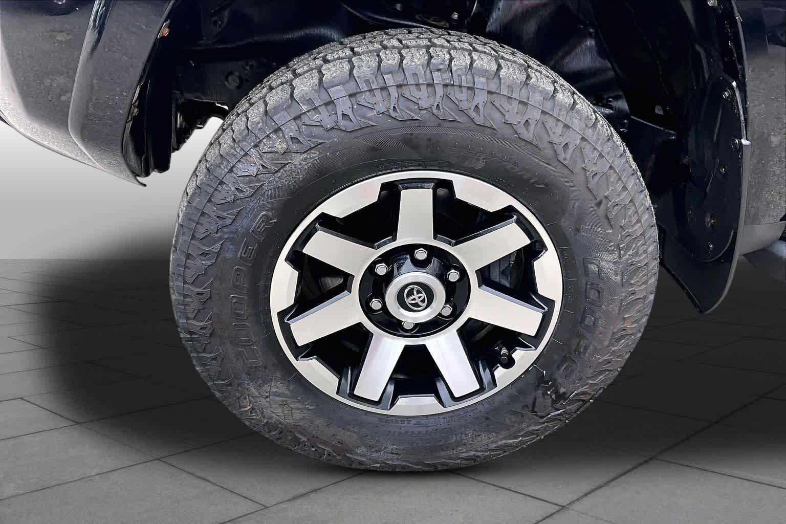 Used 2020 Toyota 4Runner TRD Off-Road Premium AWD/4WD image 11