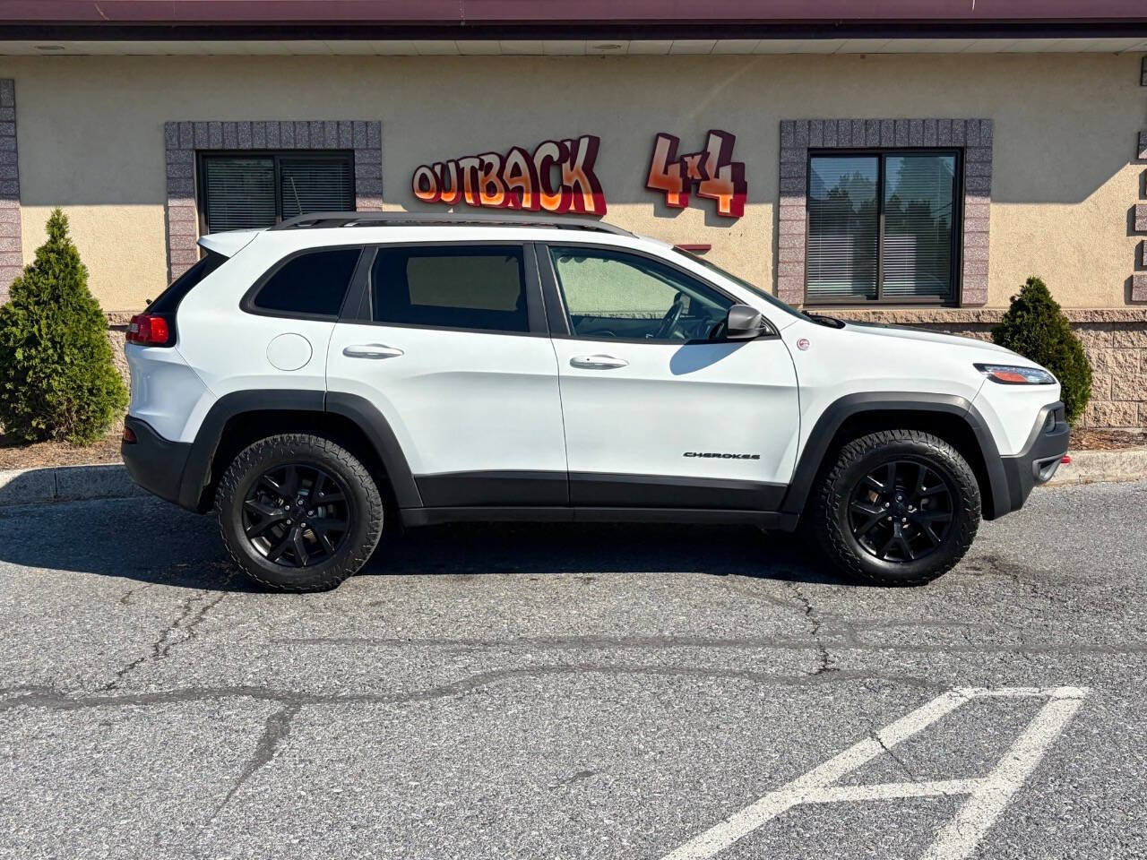 Used 2016 Jeep Cherokee Trailhawk w/ Comfort/Convenience Group AWD/4WD image 34