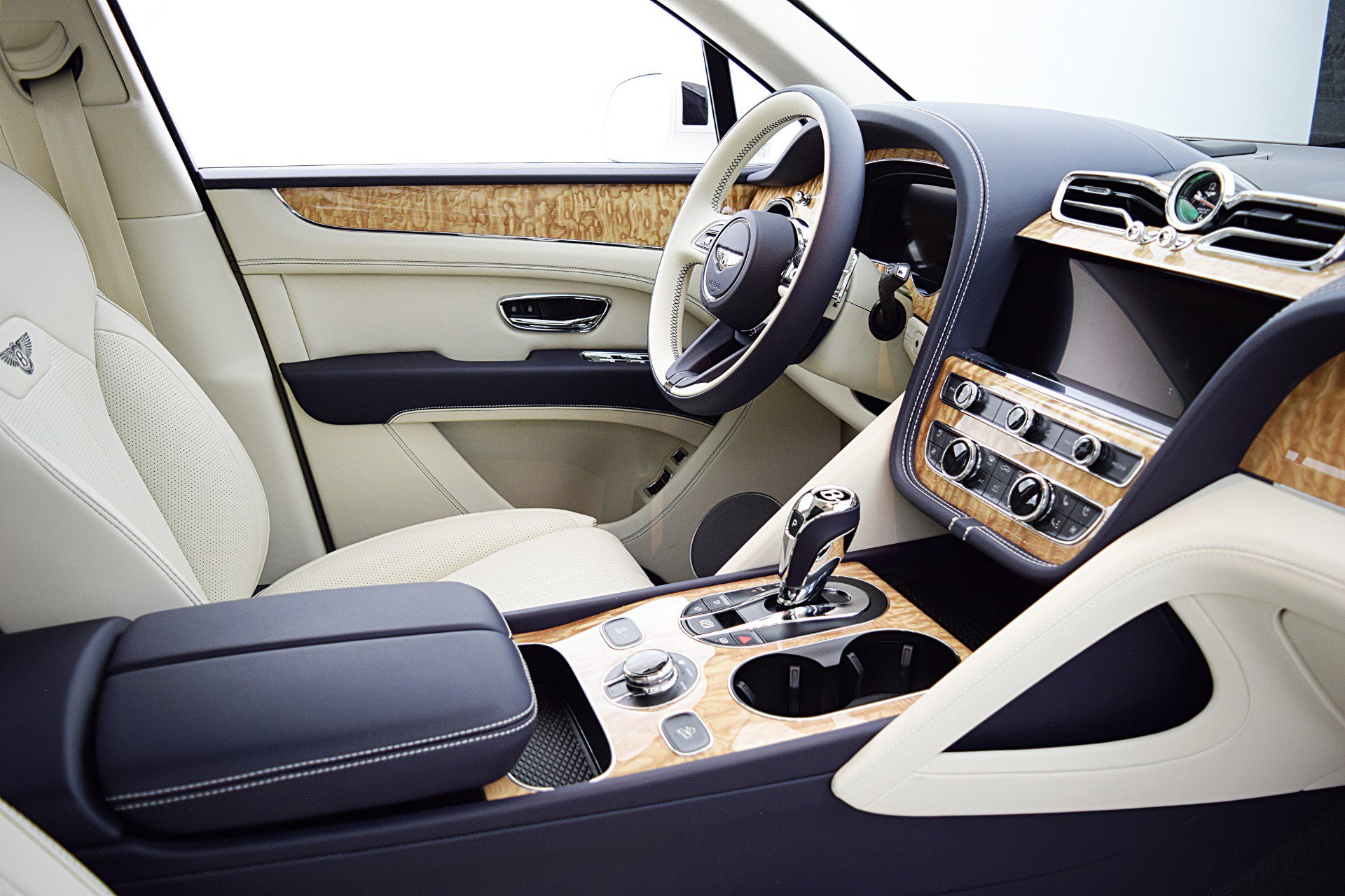 Used 2024 Bentley Bentayga AWD/4WD image 30