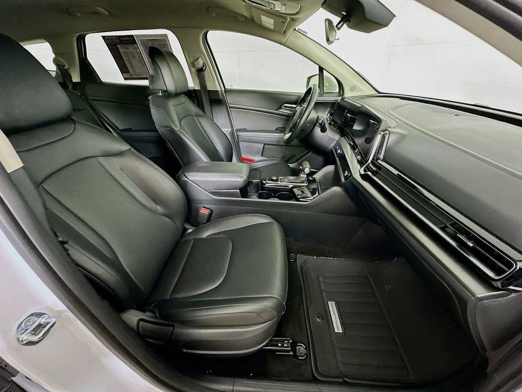 Used 2025 Kia Sportage EX image 12