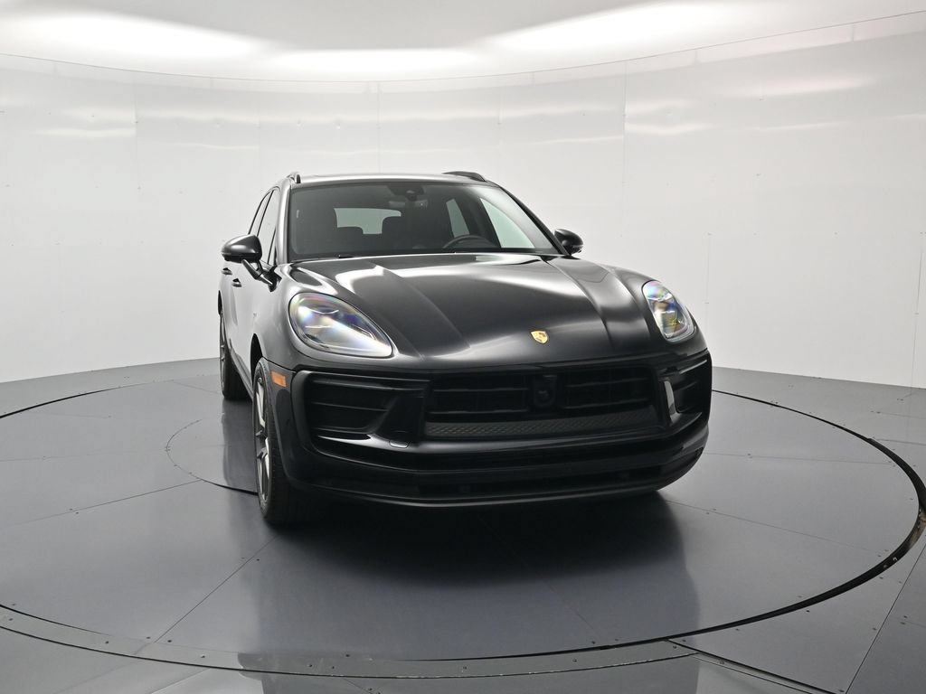 Certified 2025 Porsche Macan AWD/4WD image 42