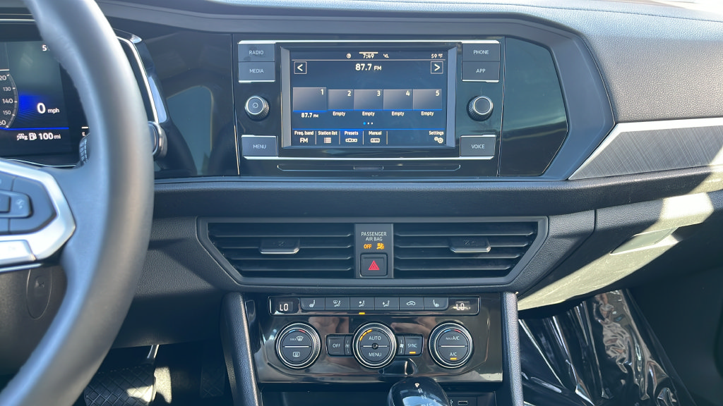 Used 2022 Volkswagen Jetta SE FWD image 13