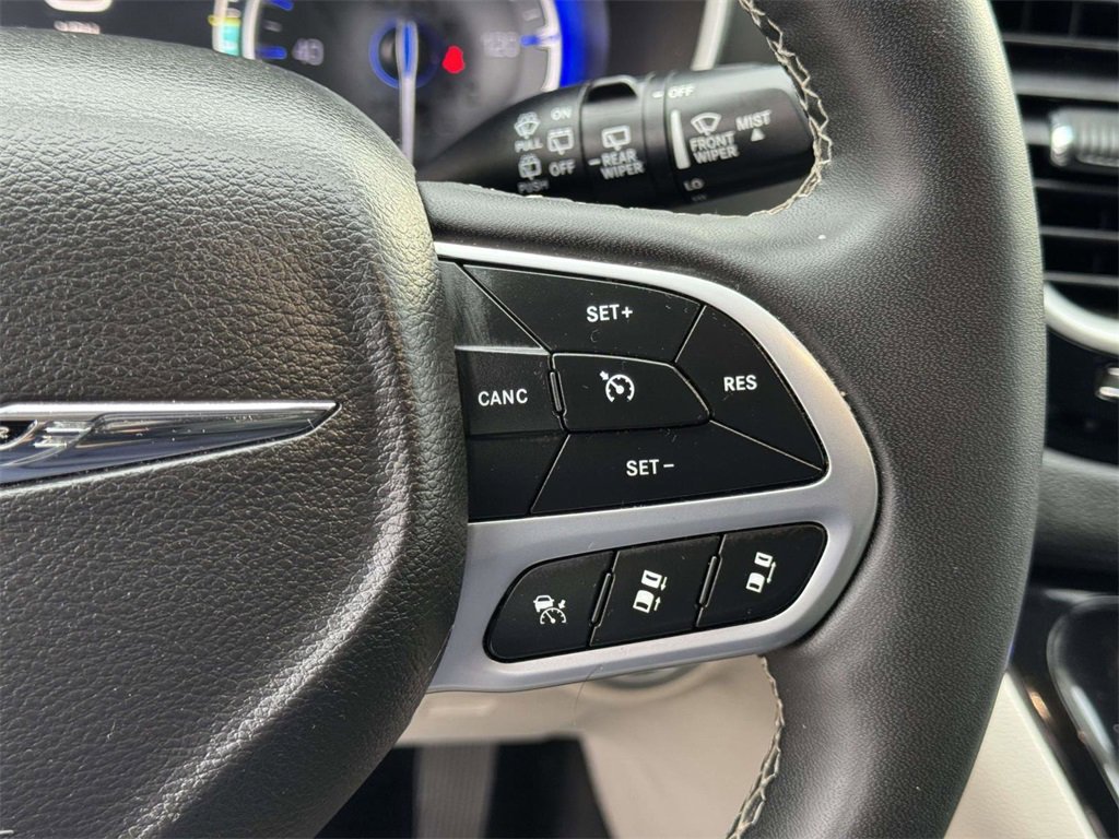 Used 2024 Chrysler Pacifica Touring-L image 12