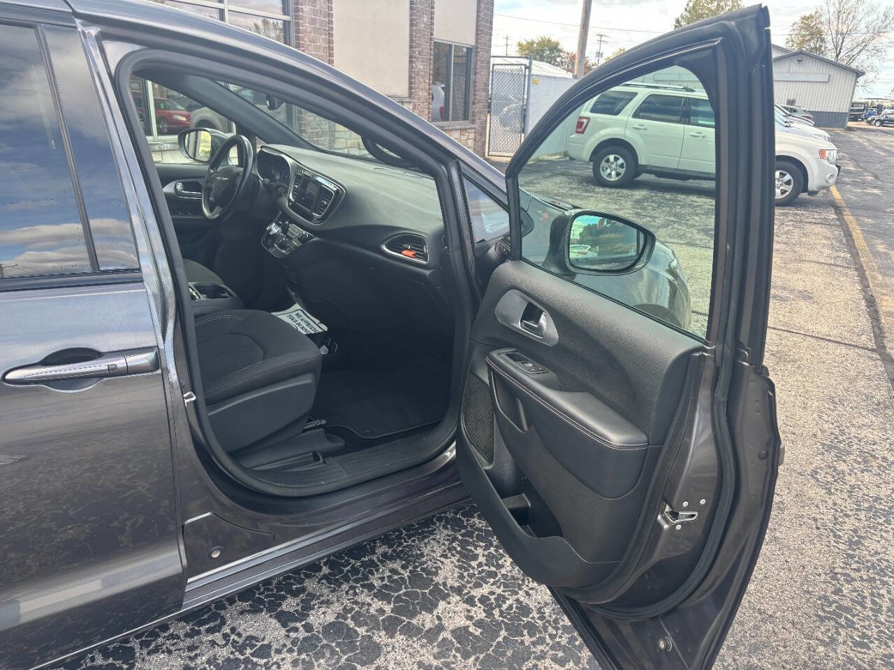 Used 2019 Chrysler Pacifica Touring Plus w/ S Appearance Package image 16