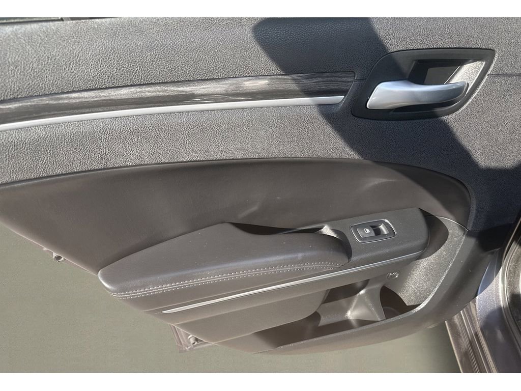 Used 2018 Chrysler 300 Touring L image 19