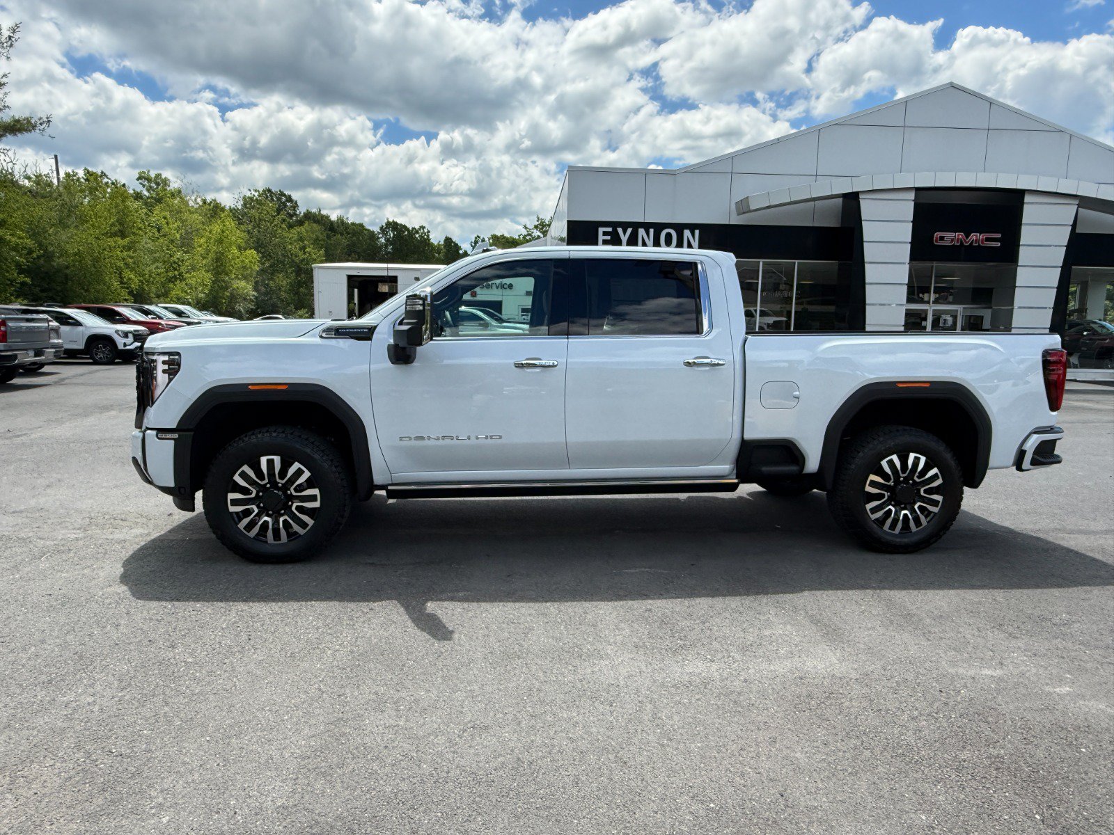 New 2026 GMC Sierra 2500 Denali Ultimate w/ LPO, Black Badging Package AWD/4WD image 2