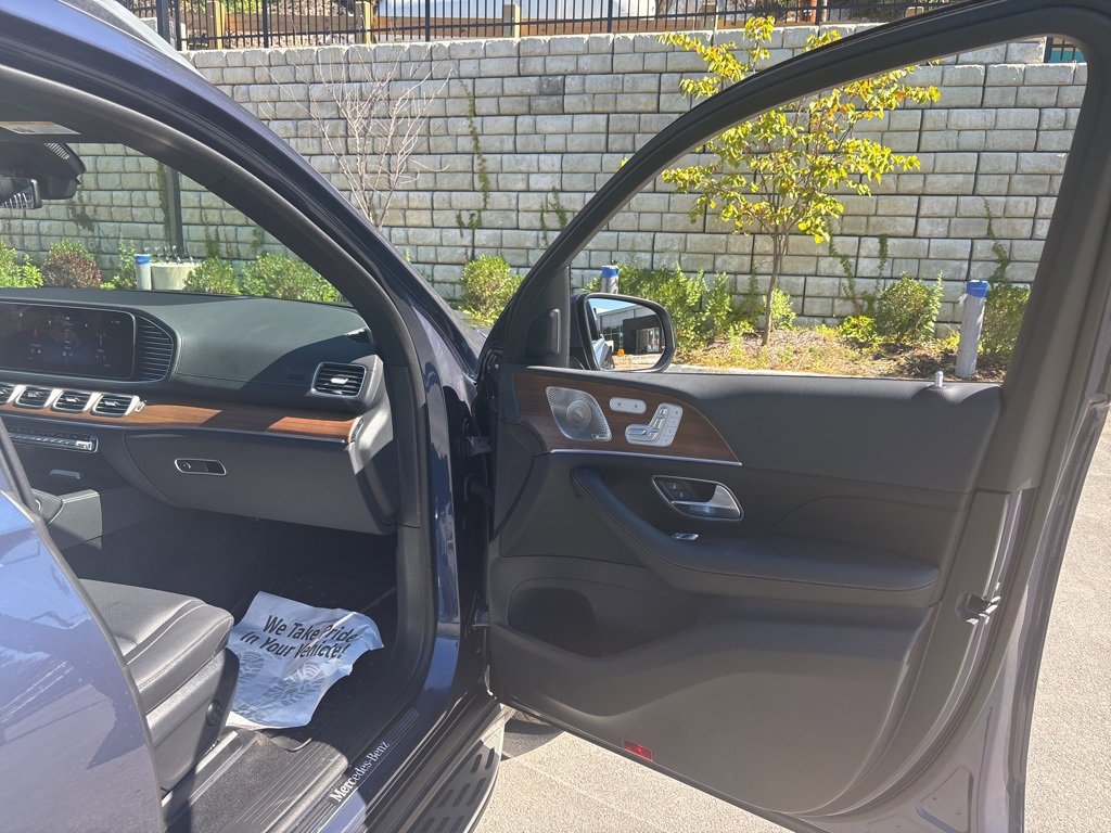 Used 2025 Mercedes-Benz GLS 450 4MATIC image 18