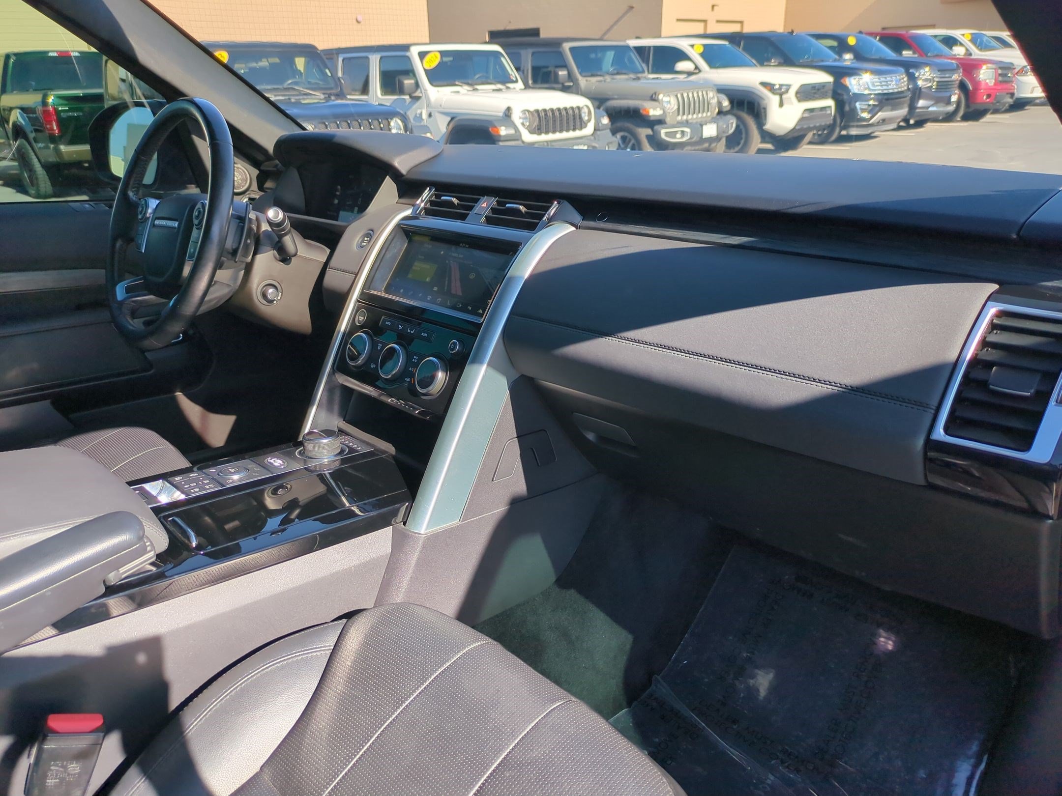 Used 2018 Land Rover Discovery HSE AWD/4WD image 35