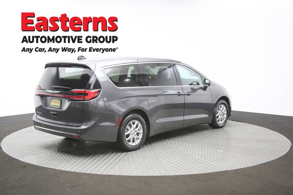 Used 2023 Chrysler Pacifica Touring-L image 40